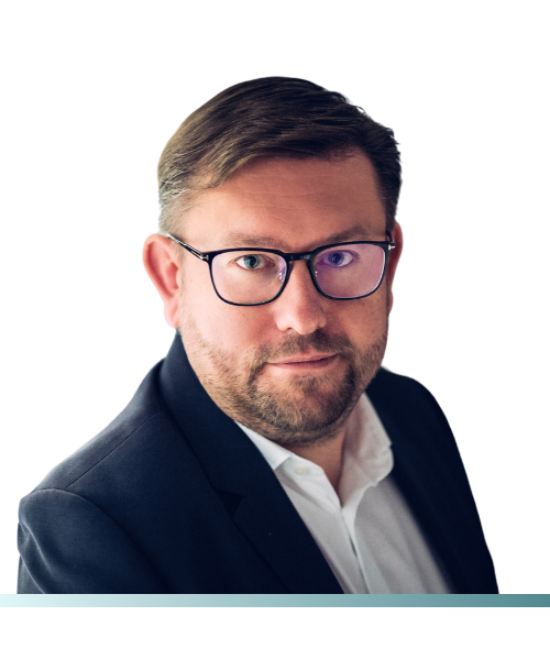 About us_Headshot_Piotr